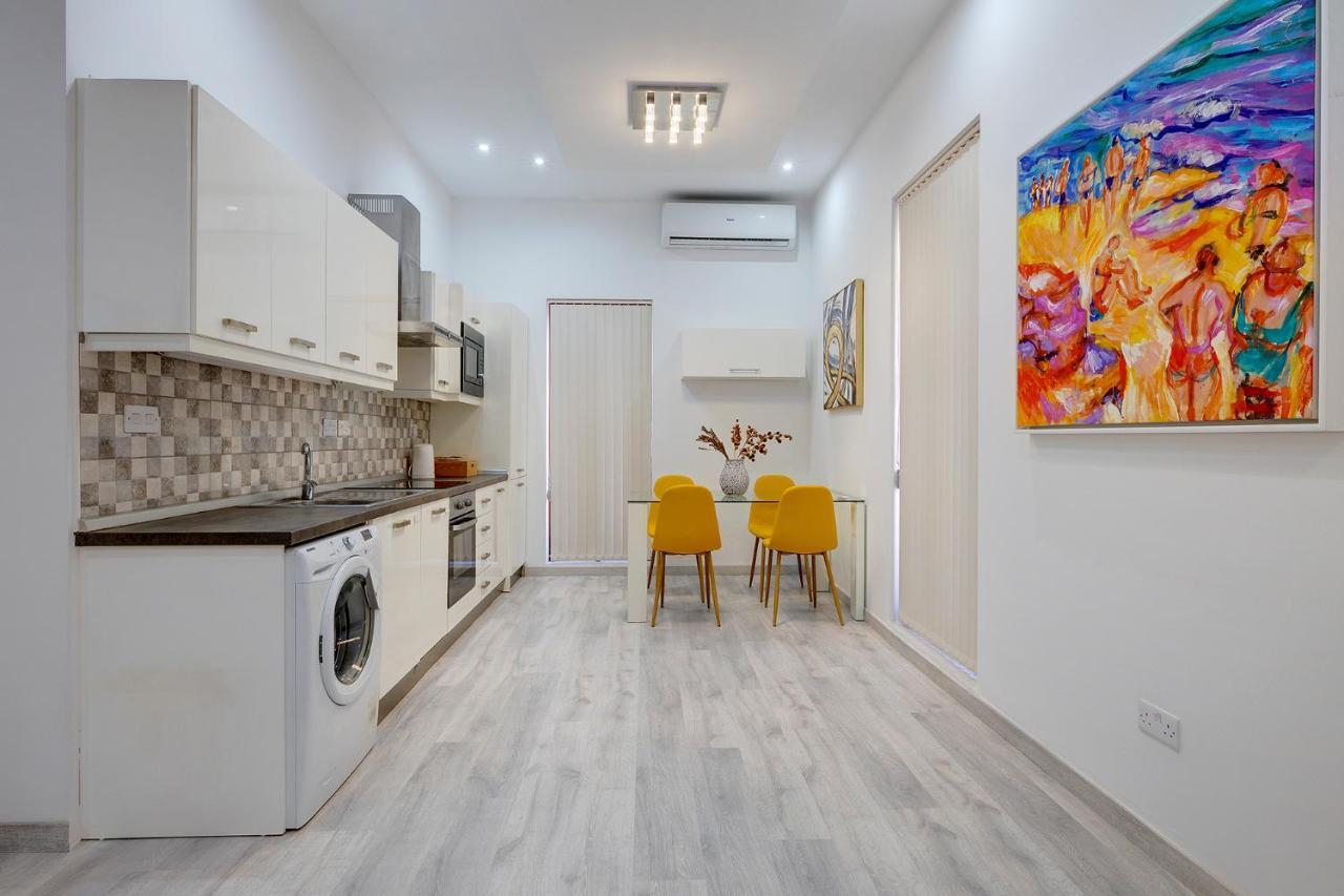 Picturesque Pad Steps From The Seafront *