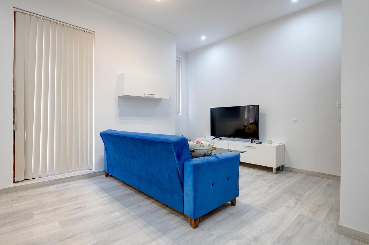 Picturesque Pad Steps From The Seafront Apartment *